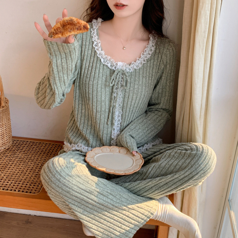 Váy mới của mùa thu với áo ngực và mùi hương.
