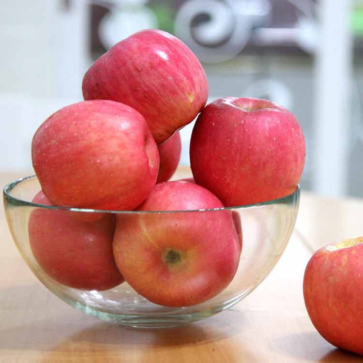 새로운 빨간 Fuji Apple은 계절에 신선합니다.