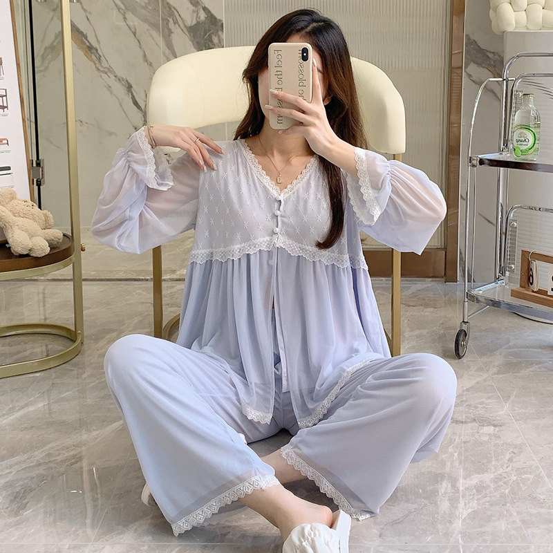 Nàng công chúa mới cưới trong bộ đồ pyjama của nàng mặc màu đỏ của sinh nhật nàng.