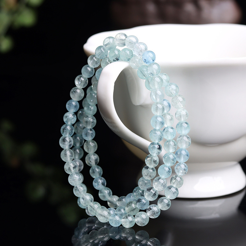 Wholesale of the natural crystal sea blues, a circle of ice, a circle of cylindrical beads, and three rings of women's chains.