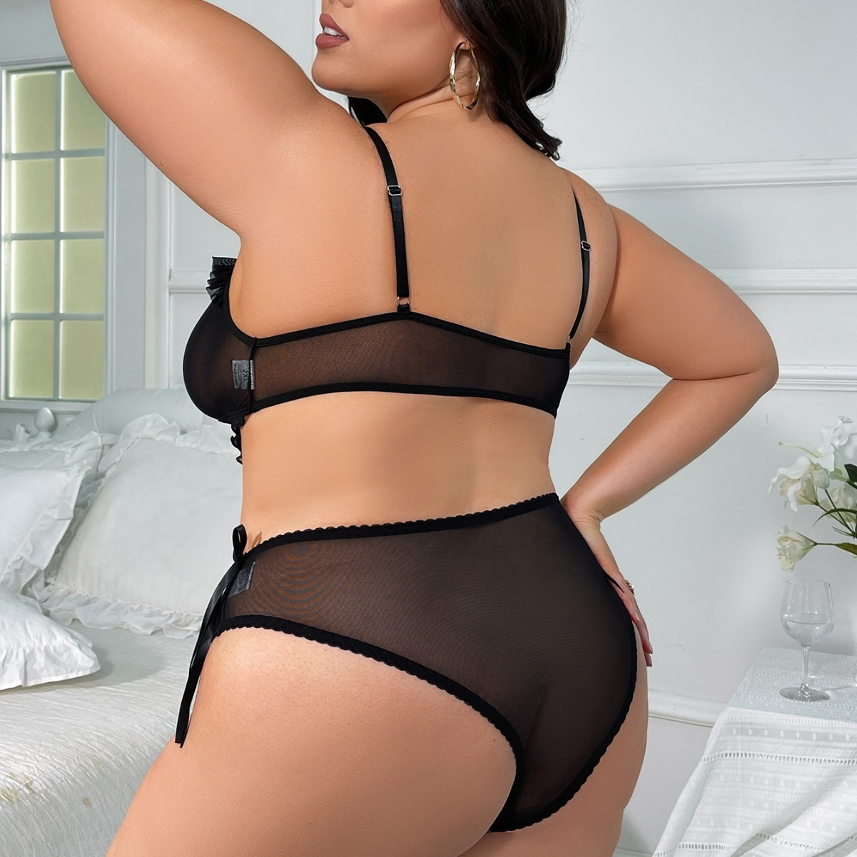 Nguồn gốc của tất cả hàng hóa xuyên biên giới ở Mỹ. Lacey có bộ đồ sexy.
