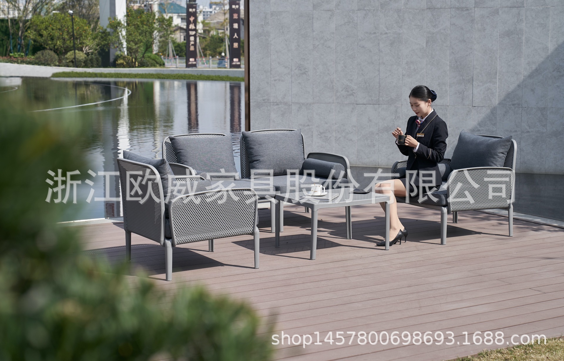 Trực tiếp đến công ty ngoài trời, một Bắc Âu, không khí mở, bàn nhựa và ghế, một bàn ăn và ghế ở biệt thự