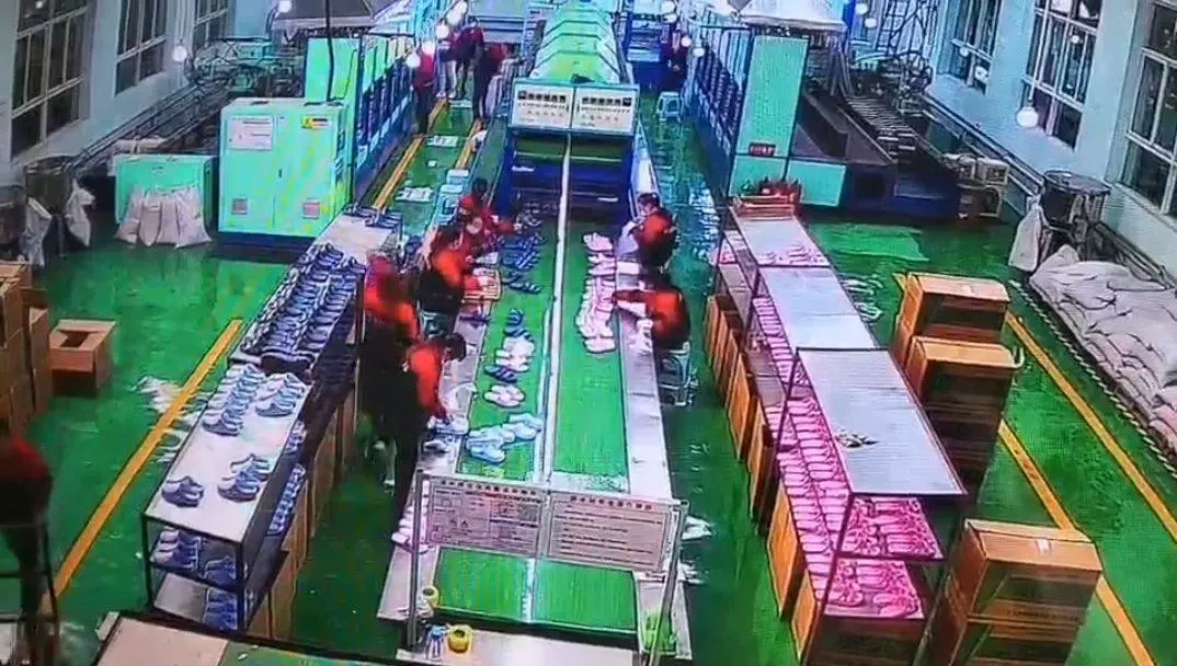 Công nhân giày thể thao Hibei.