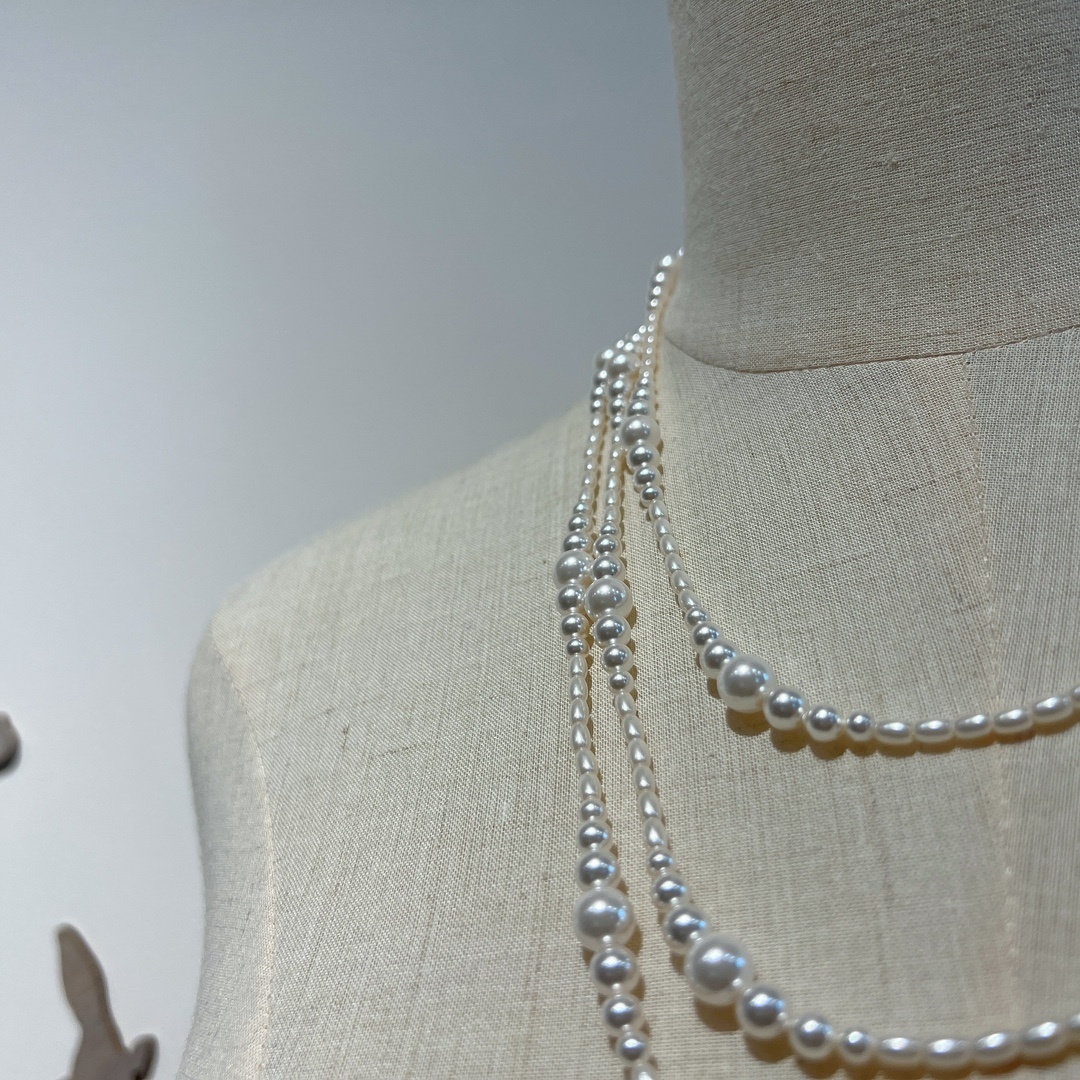 The fragrance of the little fragrance, the many layers of pearls, the long pearl necklaces, and the sweaters.
