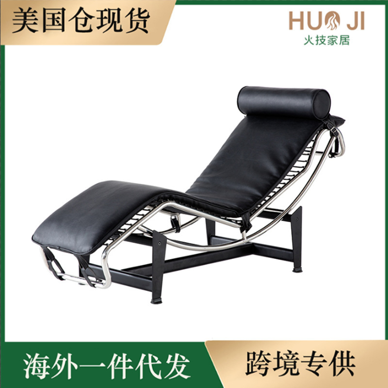 LC806 Corbu chìm trên một chiếc ghế dài lười biếng và một chiếc ghế da trong nhà kho ở nước ngoài.