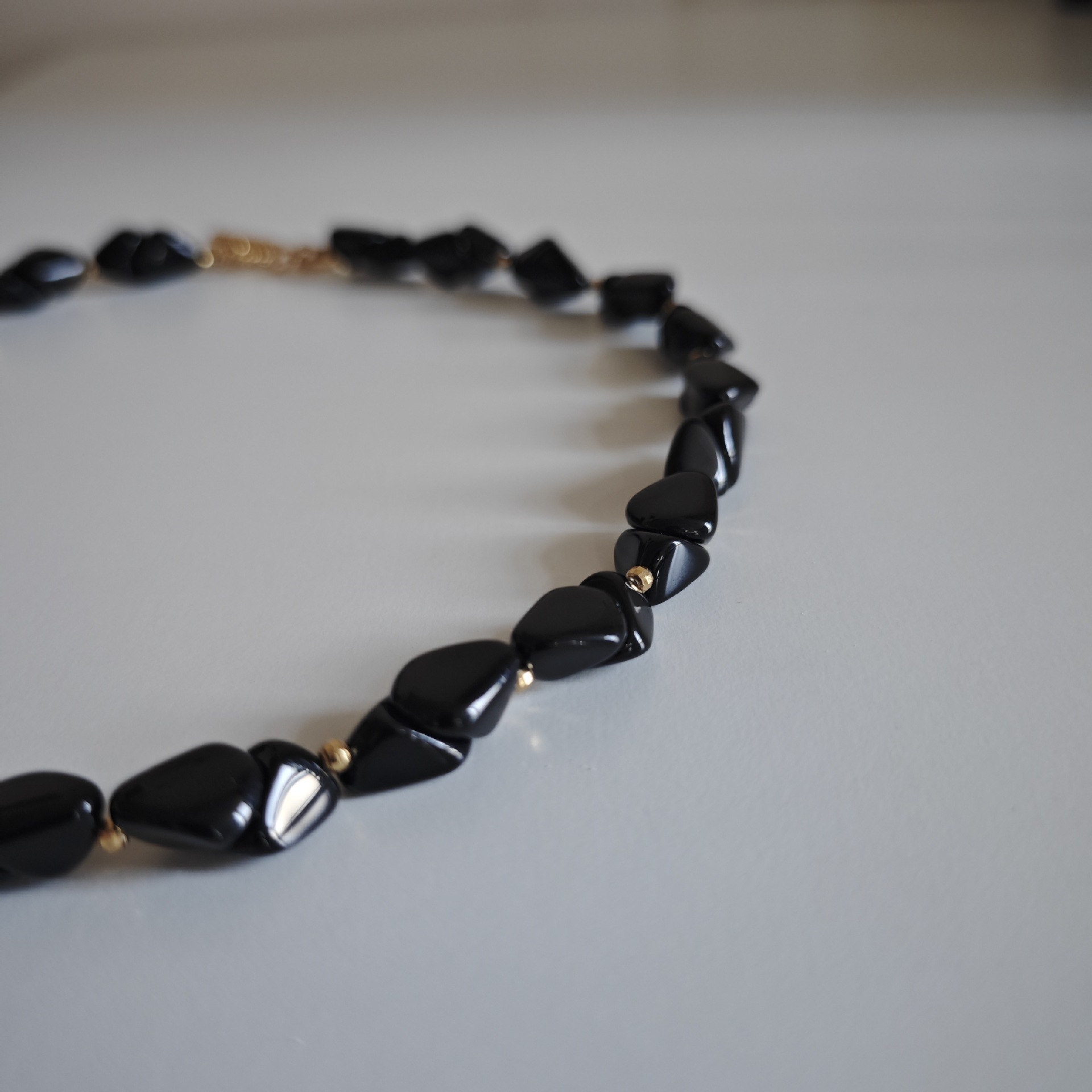 The original design of the geometry of the black manau string is a medium-size, cold-chained necklace.