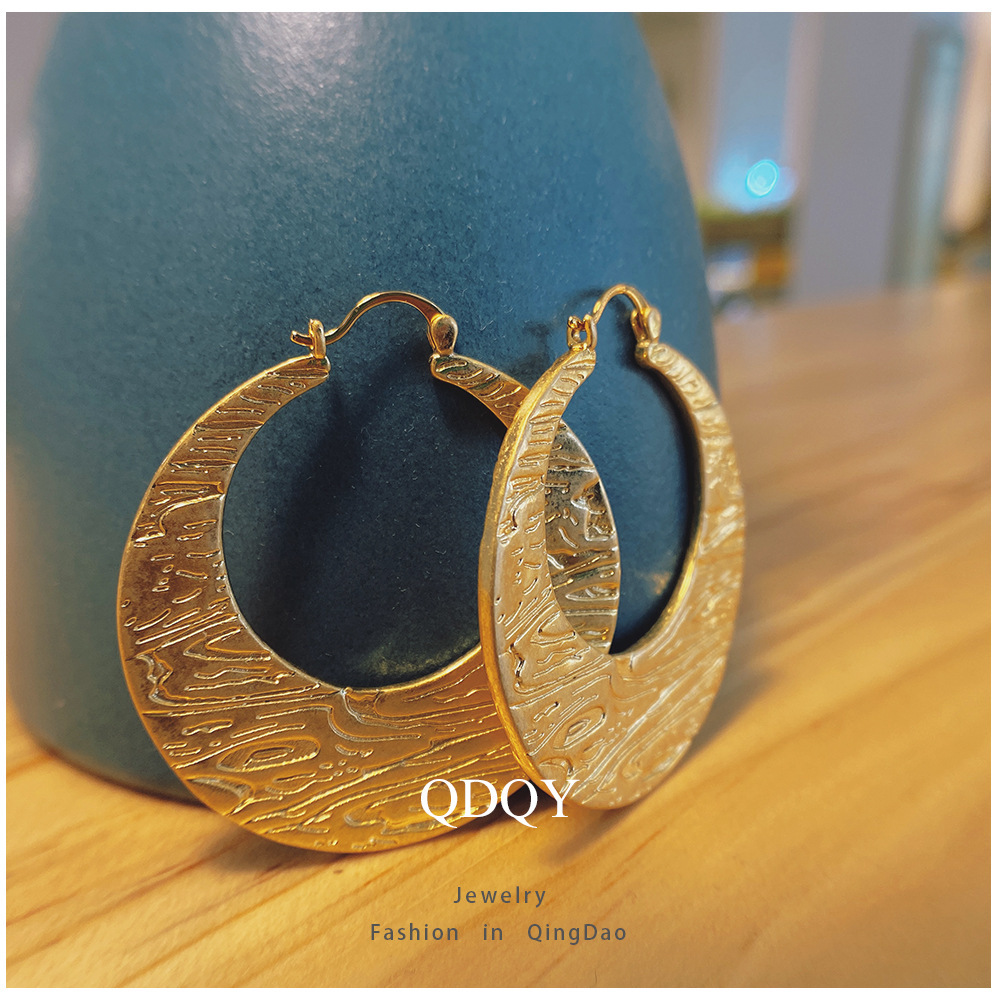 Cross-border Amazon thermal sale of Bosimian copper-coated regold earrings exaggerating the wholesales of geometric embellishers.