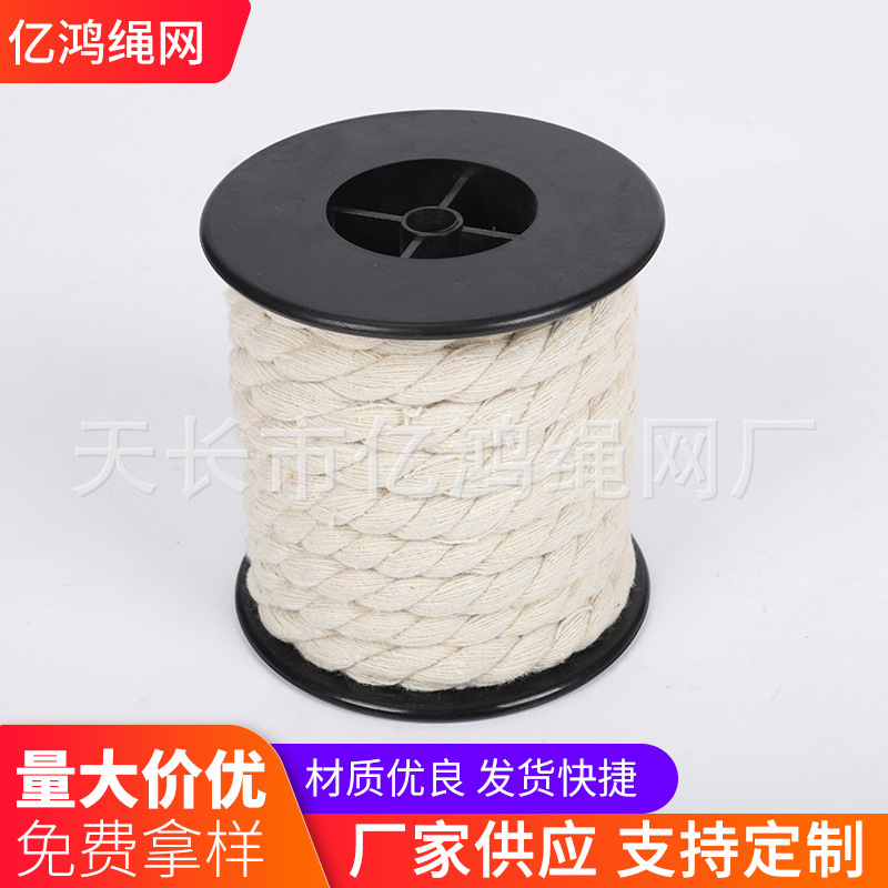 Nhà máy cung cấp ba căn lều bằng vải bông ngoài trời được cột bởi một nylon trắng.
