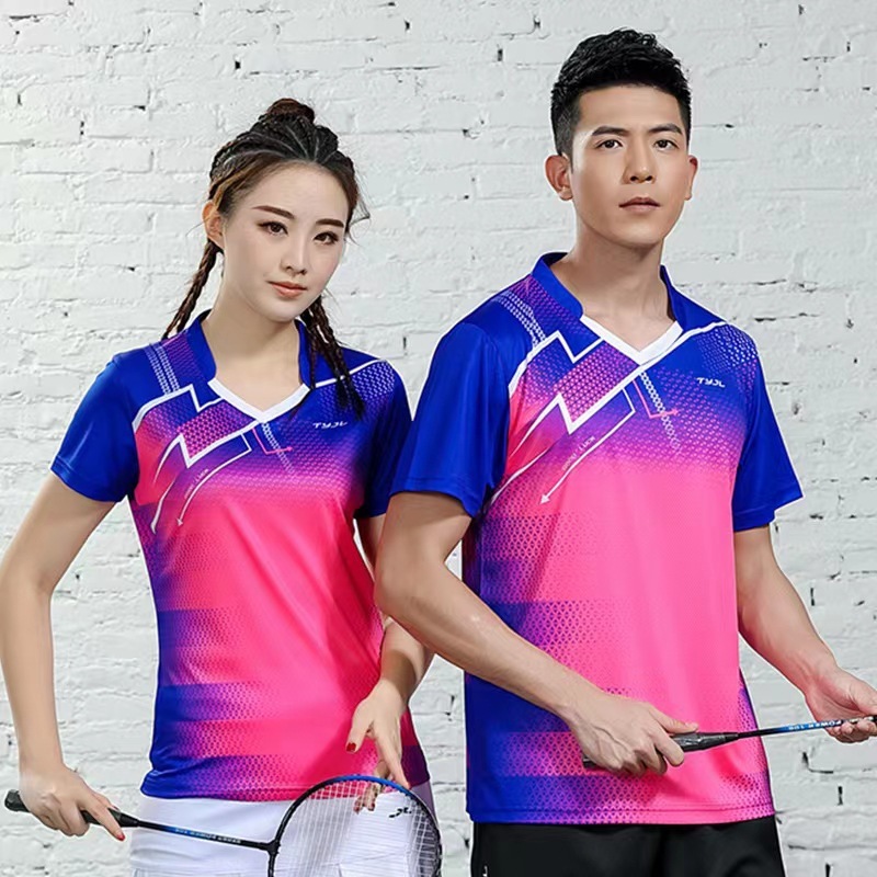 Một bộ đồ cầu lông mới với đàn ông và phụ nữ mặc áo tay ngắn, áo quần tennis nhanh, đội bóng bàn.