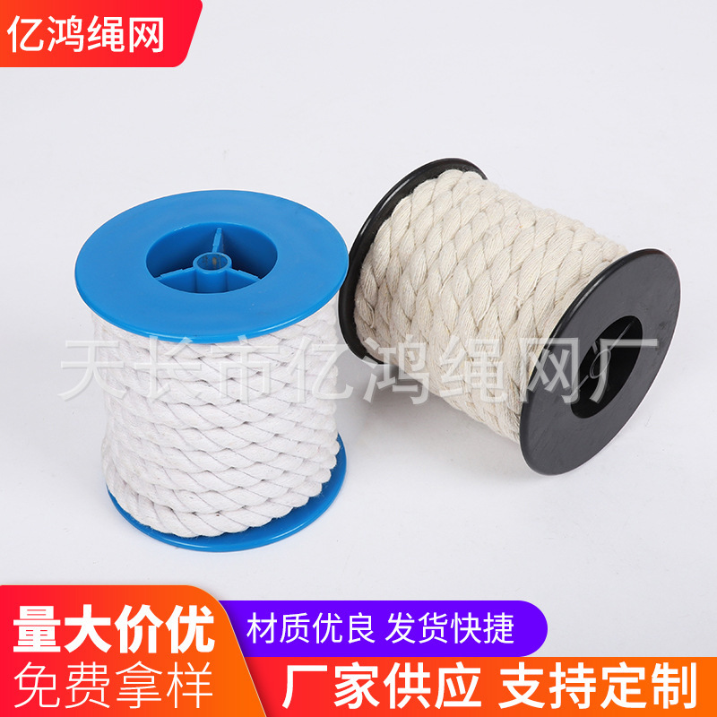 Nhà máy cung cấp ba căn lều bằng vải bông ngoài trời được cột bởi một nylon trắng.