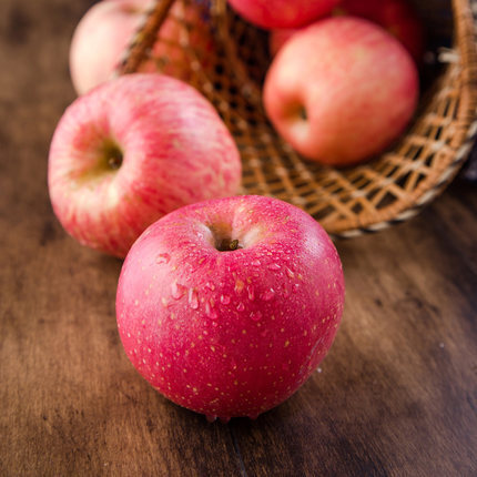 새로운 빨간 Fuji Apple은 계절에 신선합니다.