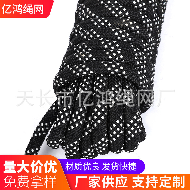 Thực vật cung cấp các lõi của dây uống nước tốt và các dây bảo vệ độ cao bên ngoài ngôi nhà.