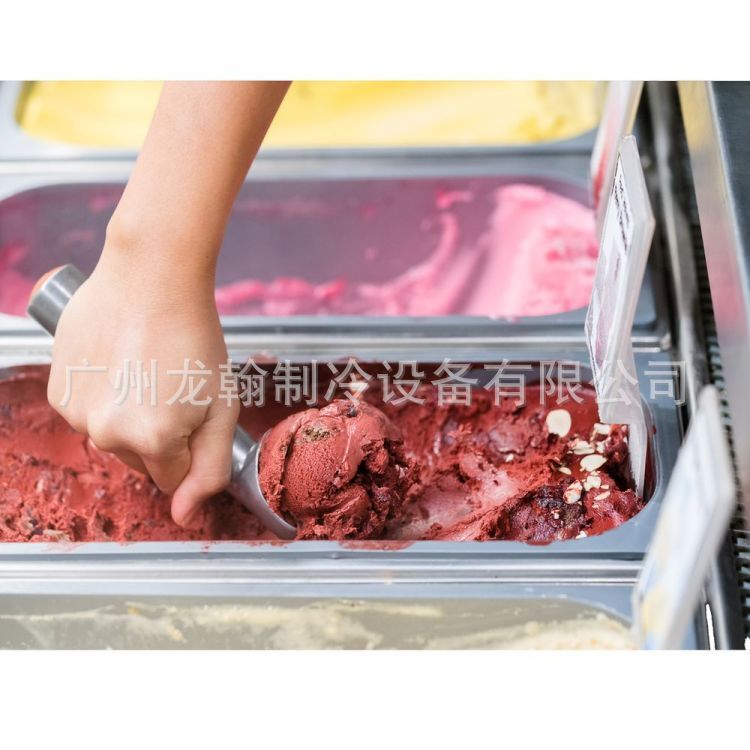 Kem cứng từ tủ kem thương mại cho thấy kem lạnh và lạnh từ tủ lạnh.