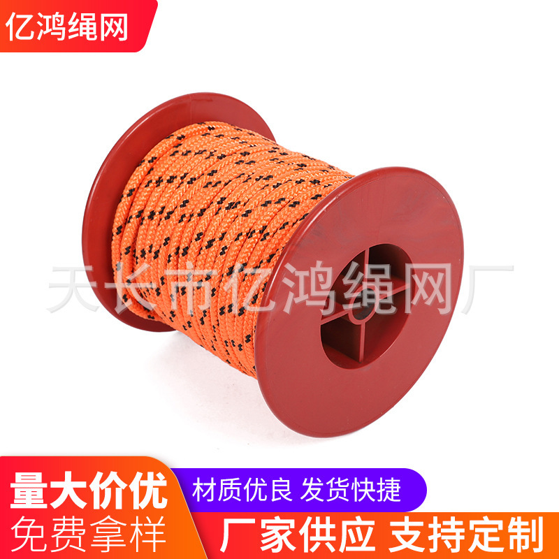 Cây này bao vây trại đồng bằng với một bó dây thừng để xây dựng.