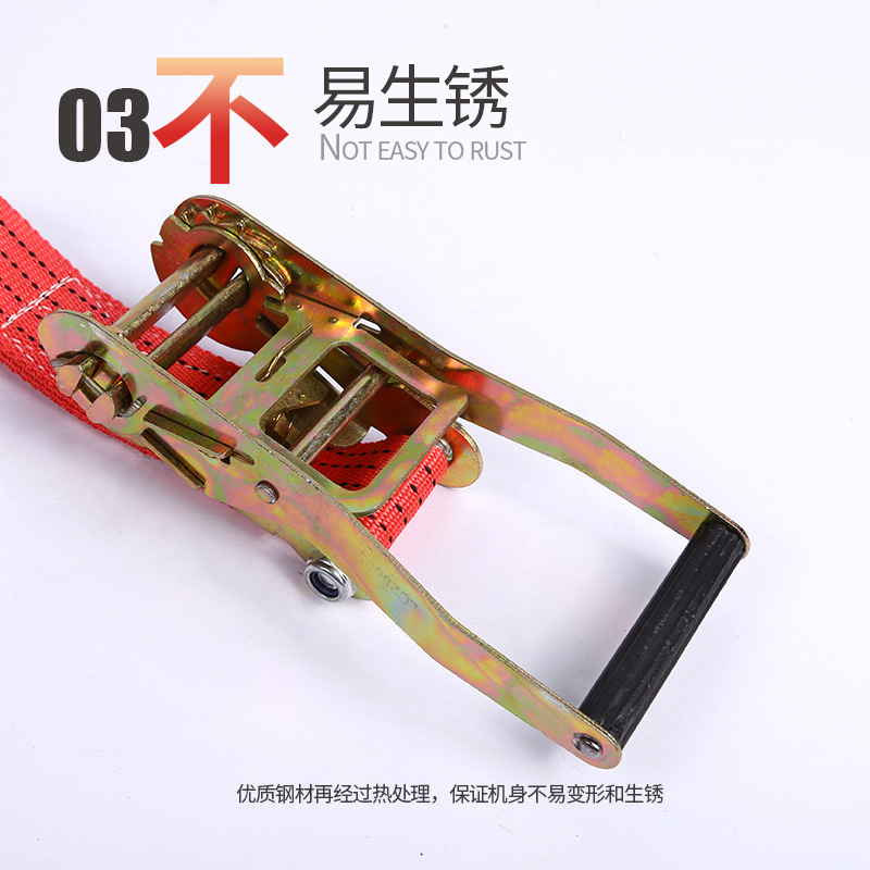 Hàng hóa của nhà máy gắn liền với một chiếc xe tải dây thừng với một chân vịt màu đỏ.