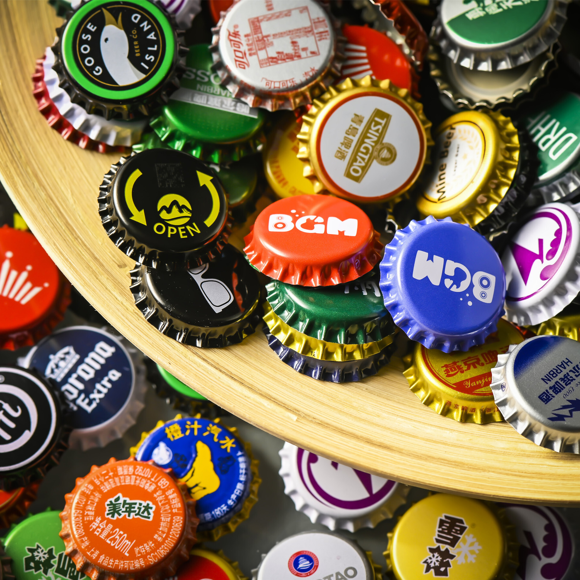 It's possible to customize the crown cap on beer caps with a medium cap on the standard lid.