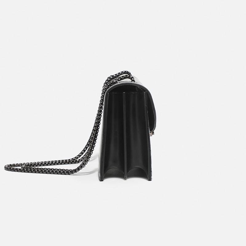 The new 2024 girl, the one-shoulder-slank-lock chain, is in a small fashion.