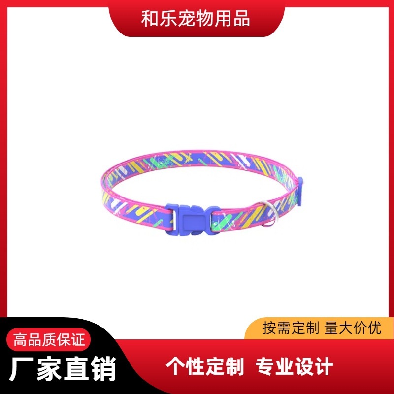 Một cái vòng cổ chó nhỏ với một con báo màu sáng bằng nhựa cho nhà máy.