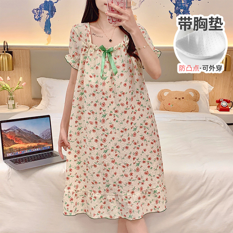 ♪ Với một bong bóng ngực trong một bộ đồ ngủ mùa hè mới