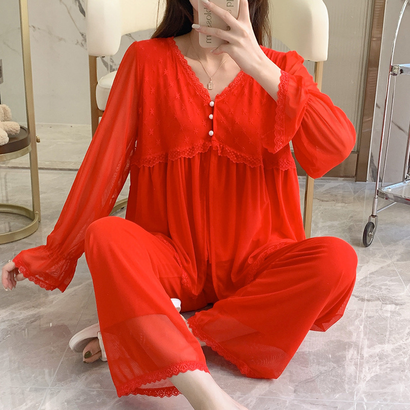 Nàng công chúa mới cưới trong bộ đồ pyjama của nàng mặc màu đỏ của sinh nhật nàng.