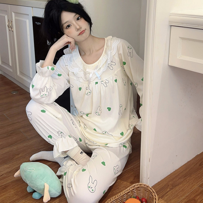 Người phụ nữ mới với tay áo dài và dây buộc.