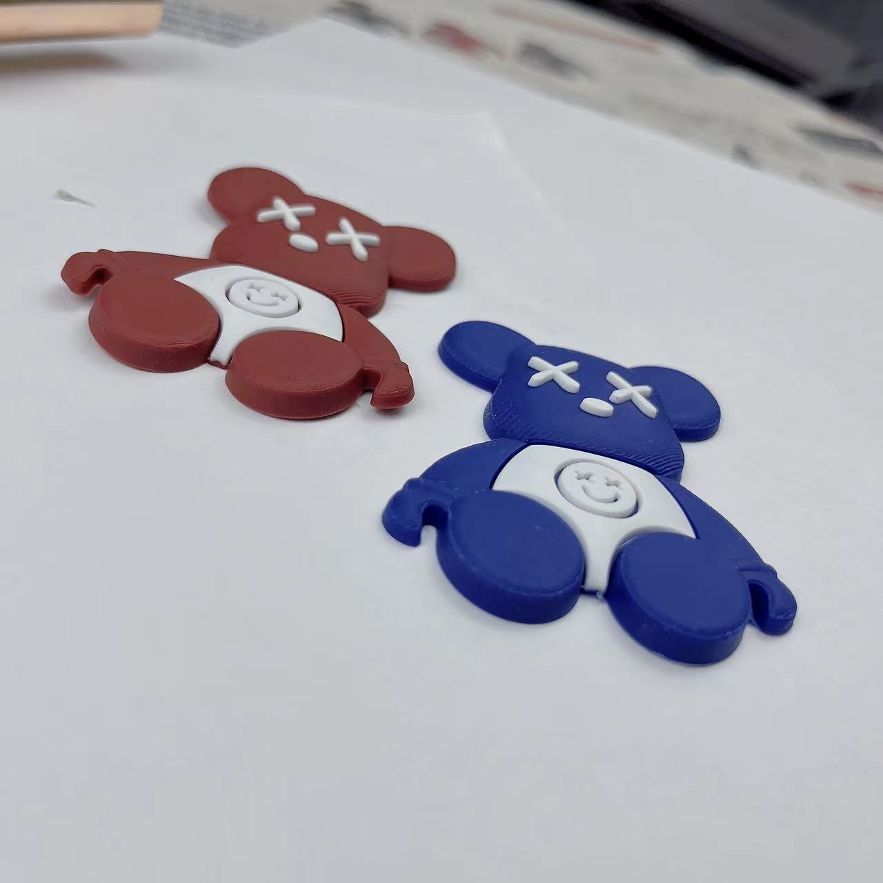Thủy triều kaws Stereo-Katoon thu thập một hộp điện thoại với tất gấu hung bạo.