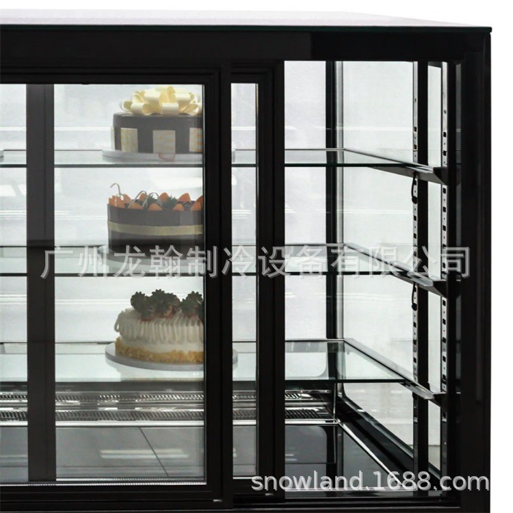 Sự giữ lạnh bánh Cho thấy bánh ngọt được nấu trái cây và hồ nước lạnh trước khi mở tủ bánh.