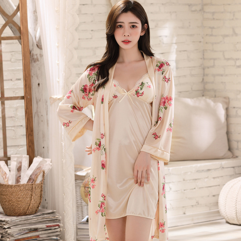 Người phụ nữ mặc áo ngực nóng bỏng, 2 bộ áo choàng khách sạn.