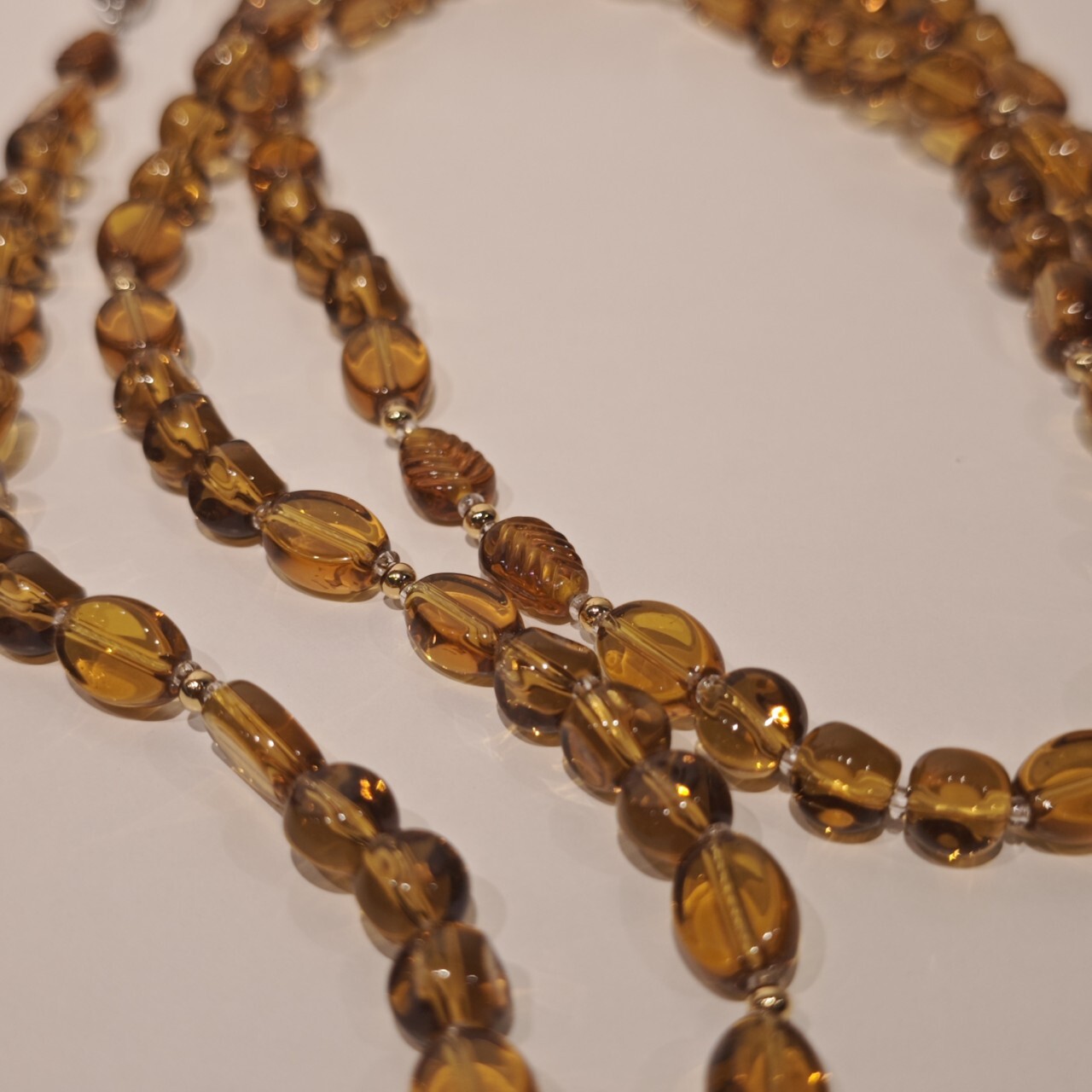 The old money is warmed up with necklaces in autumn and winter.