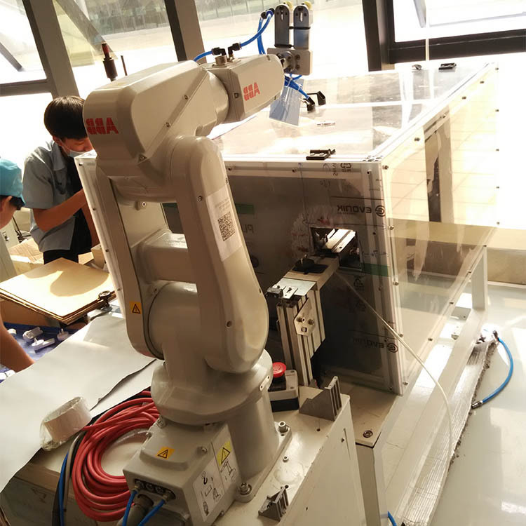 Non-standard equipment for the automated visual transfer of plaster sculptures by industrial mechanics