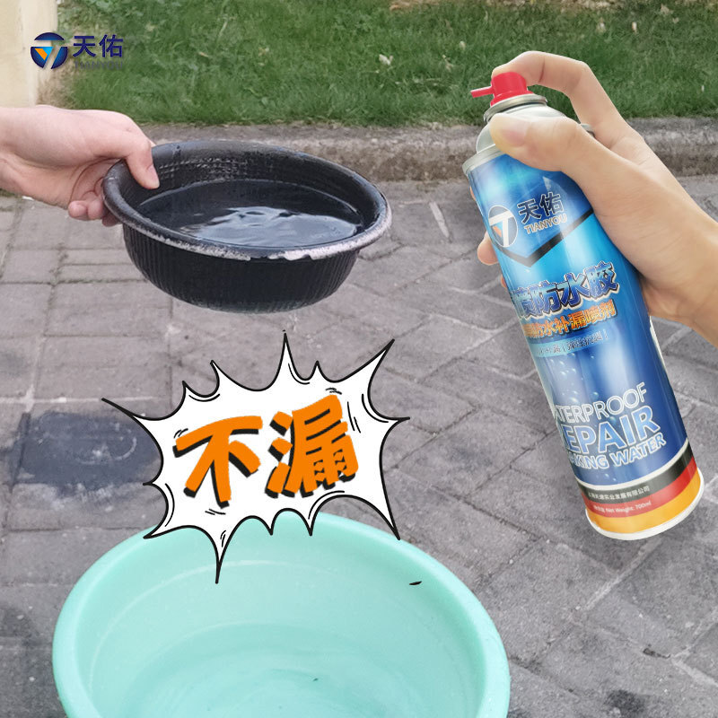 Phun vật liệu lên mái nhà để nước phun ra ở tòa nhà bên ngoài.
