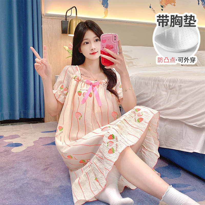 ♪ Với một bong bóng ngực trong một bộ đồ ngủ mùa hè mới