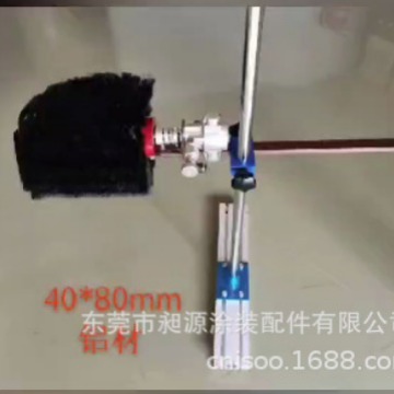 Cái máy chưng cất với một lượng khí lớn, người quản lý, cái bàn chải nhỏ.