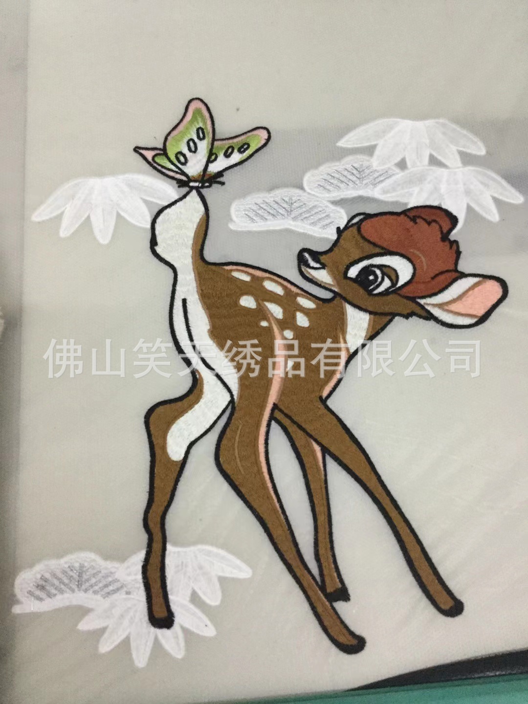 Những miếng da bướm thêu thùa, vá quần áo với huy hiệu thêu thùa, và mẻ đầu tiên của nhà máy.