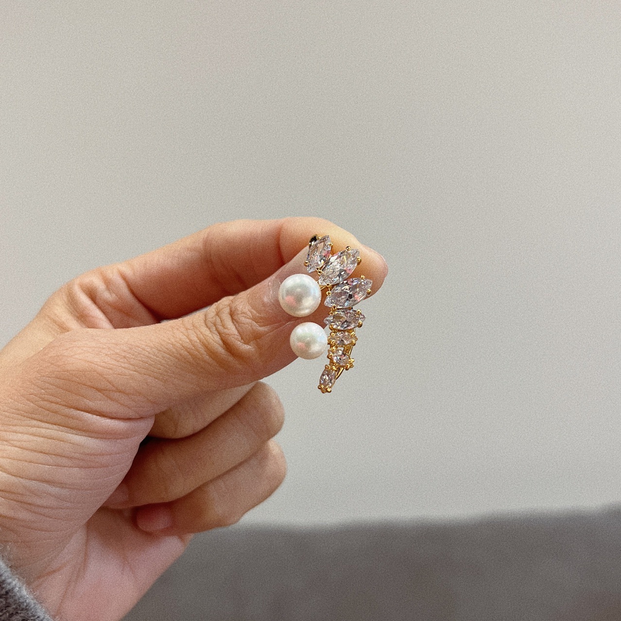 The French mini-clan designs a light luxurious earbone with no ear piercing pearls with 2022 new twilight.