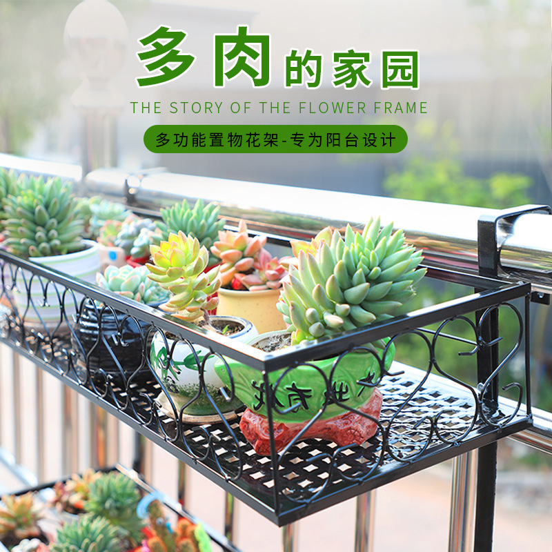 Một ô cửa sổ gắn tường với hàng rào thực vật