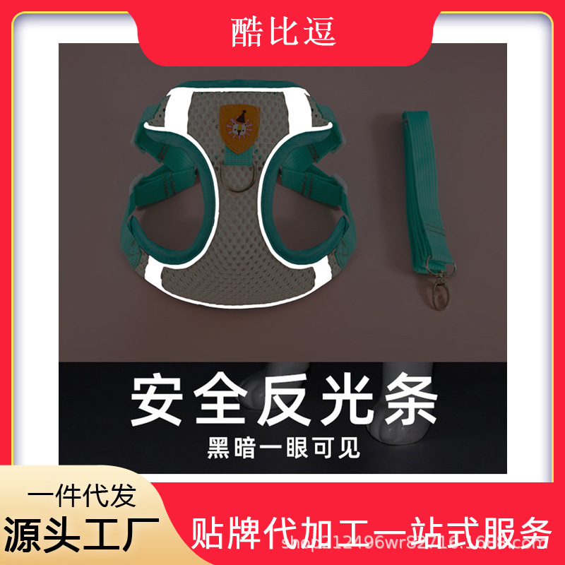 Một con chó mặc áo vest kéo xe, và một kiki-tai có thể dắt chó đi dạo.