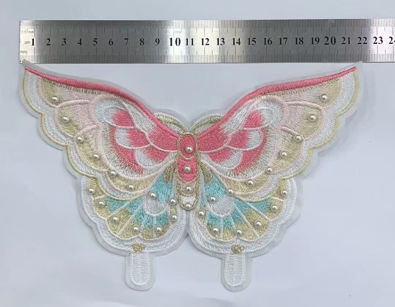 Bơ cần được khâu tay cho ngọc trai.