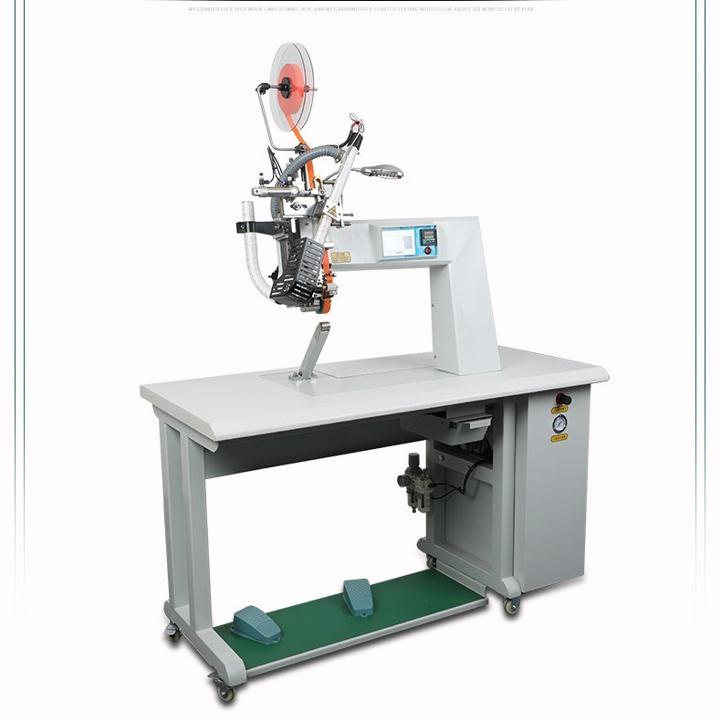 Giày chống nước với giày chống thấm và găng tay.