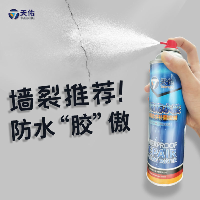 Phun vật liệu lên mái nhà để nước phun ra ở tòa nhà bên ngoài.