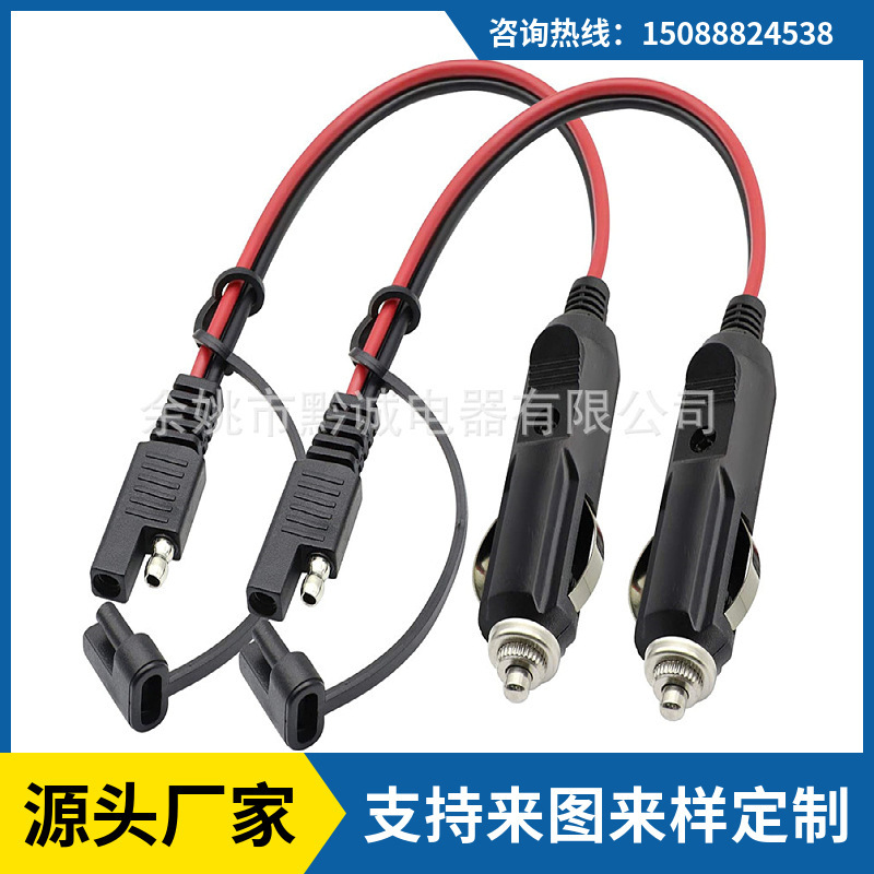 Xe màu đỏ và màu đen chở những người hút thuốc, dây điện bị phủ bụi, những người hút xe hơi với dây điện nối đuôi SAE.