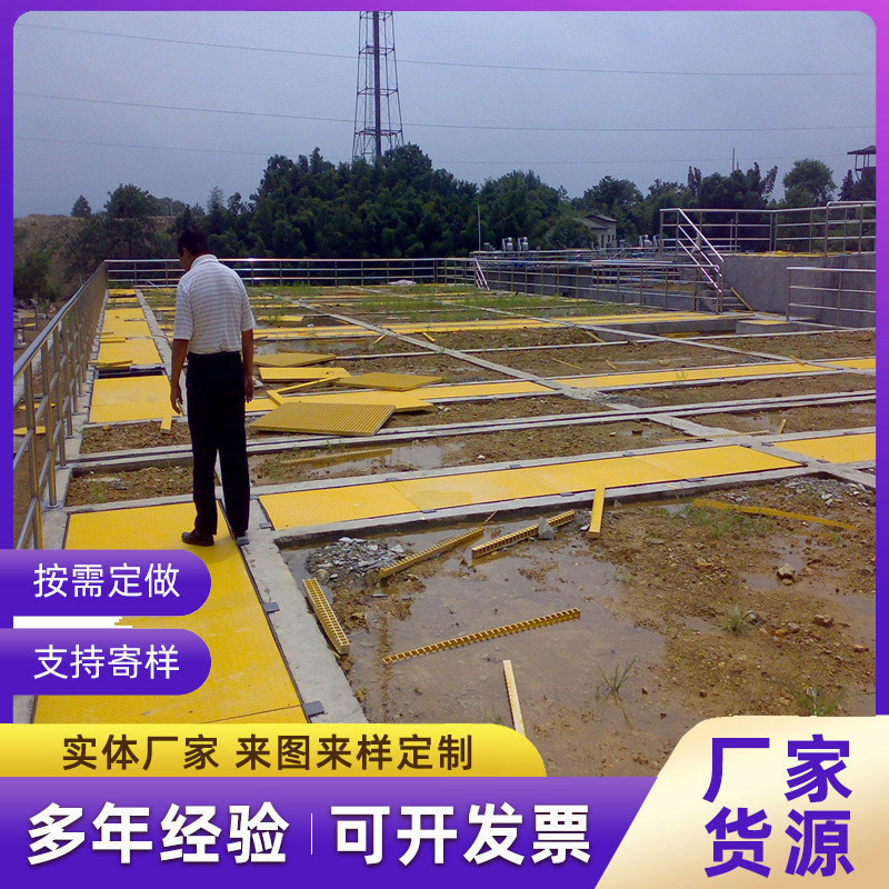 Mạng lưới thép lấp lánh, hình tam giác của hồ bơi, phòng rửa xe được tô sáng.