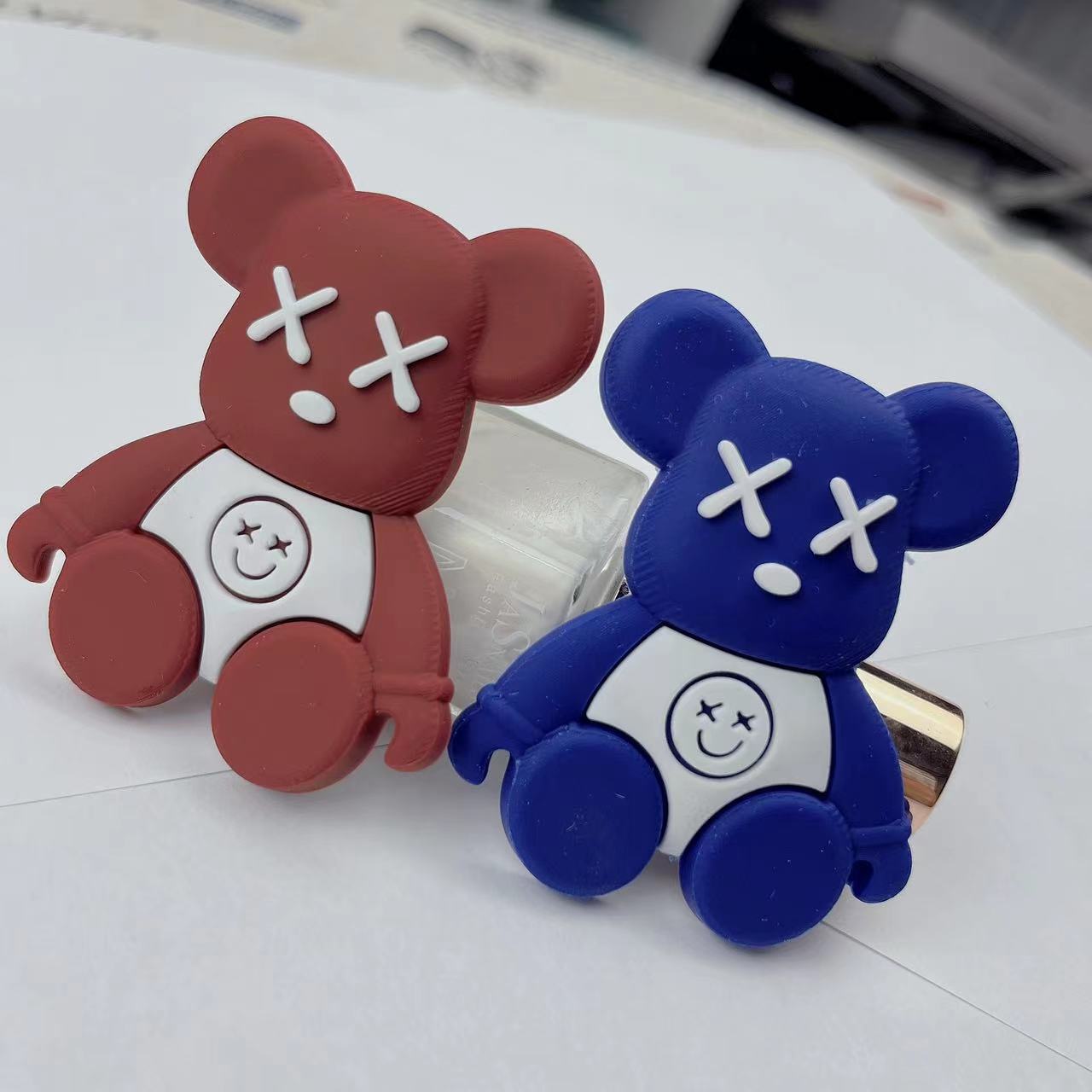 Thủy triều kaws Stereo-Katoon thu thập một hộp điện thoại với tất gấu hung bạo.