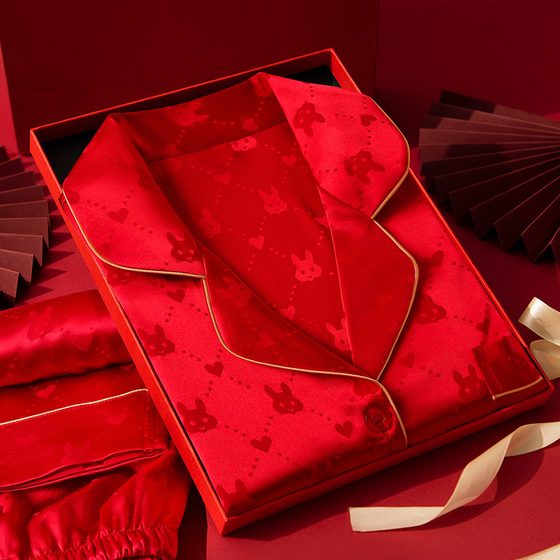 The red rabbit's year of life, the red rabbit's nightgown girl's new dress box.