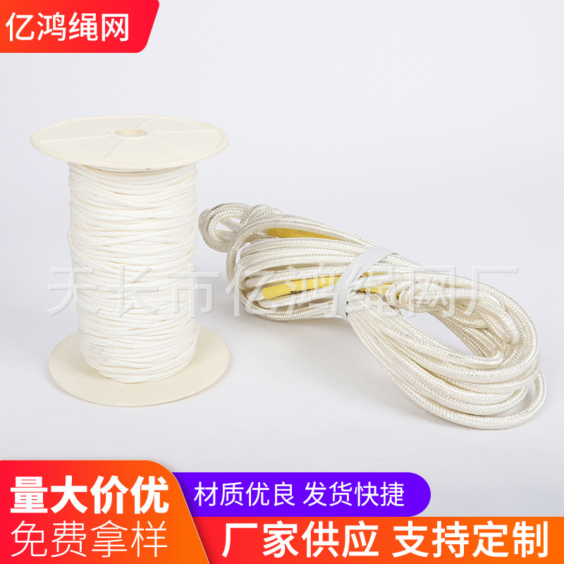 Sợi dây cột cờ do chính nhà cung cấp đã rơi xuống để bảo vệ mái nhà của nylon khỏi sợi dây cờ trắng.