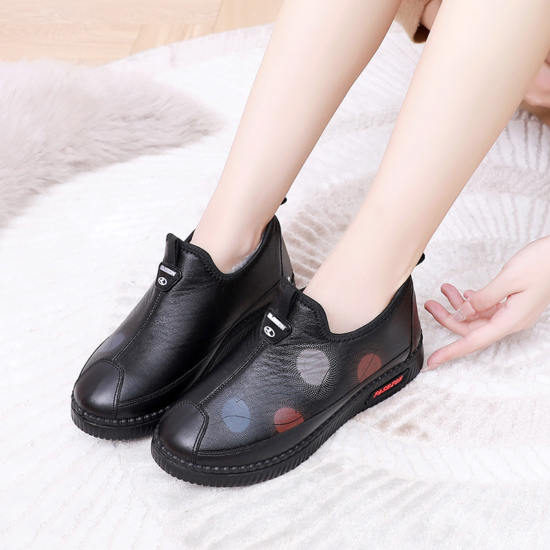 In the winter of 2023, the old Beijing footprinted cotton shoes warm and soft in the snow boots of old mothers.