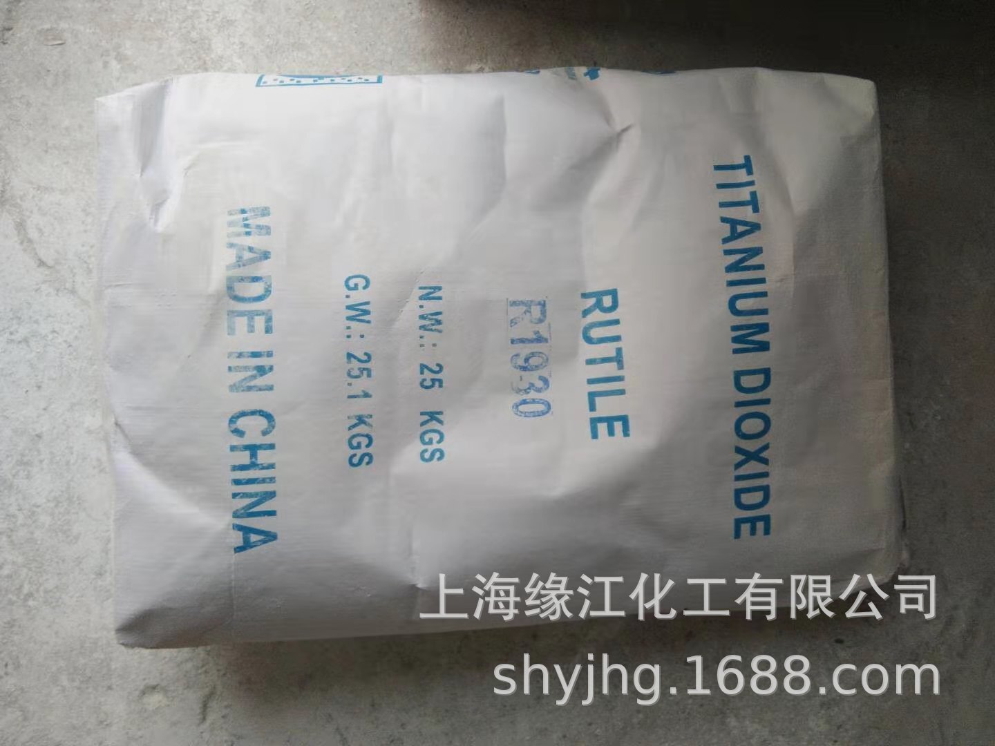 bột Titan làm tan chảy R 1930 trải dài trên bờ biển.