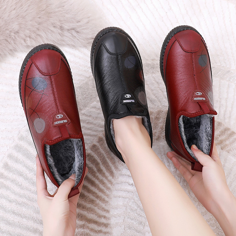 In the winter of 2023, the old Beijing footprinted cotton shoes warm and soft in the snow boots of old mothers.