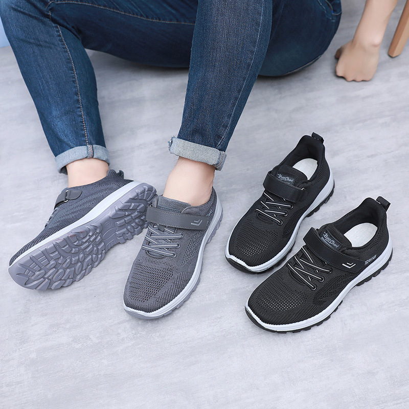 A new pair of men and women in the spring and autumn.