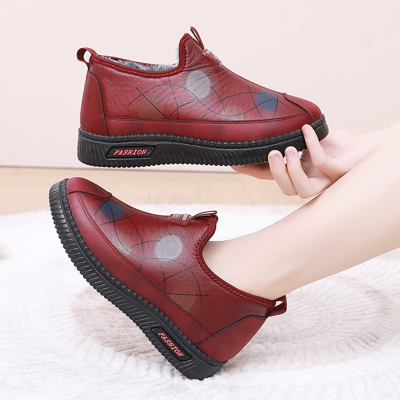 In the winter of 2023, the old Beijing footprinted cotton shoes warm and soft in the snow boots of old mothers.